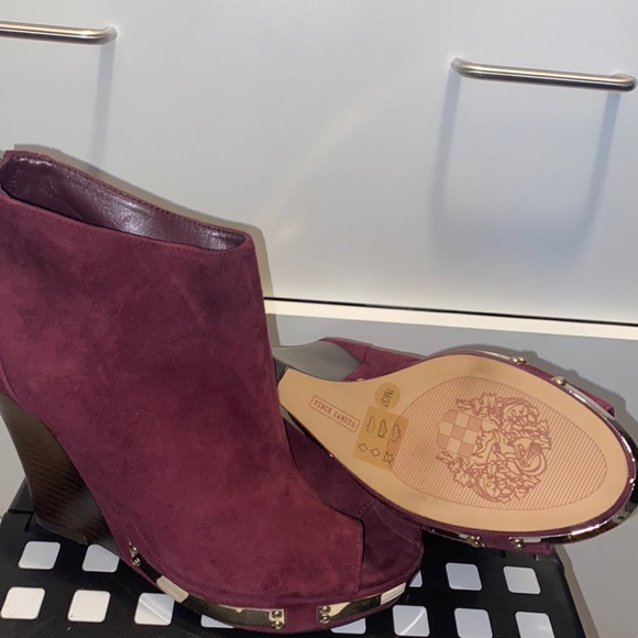 Brand new Burgundy, Vince Camuto open toe platform with gold plated accents. - Picture 2 of 5